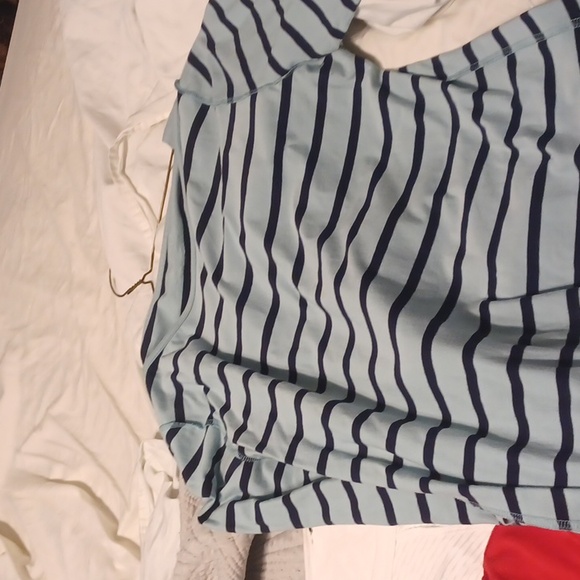 Shirts and a dress that I don't wear any more - Picture 4 of 6